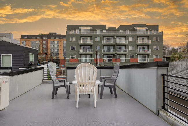 5201 Brooklyn Ave NE, Unit SI ID1372967P in Seattle, WA - Building Photo - Building Photo