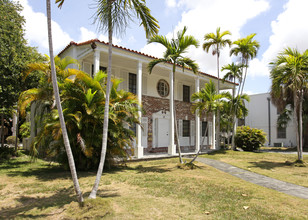 47 Alhambra Cir in Coral Gables, FL - Building Photo - Building Photo