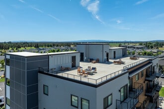 Westmount Luxury Apartment Homes in Redmond, OR - Building Photo - Building Photo