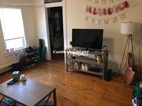 74 Gore St, Unit 3 in Cambridge, MA - Foto de edificio - Building Photo