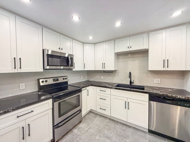 655 Columbia St in San Diego, CA - Building Photo - Building Photo