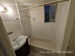 2468 S College St in Seattle, WA - Building Photo - Building Photo