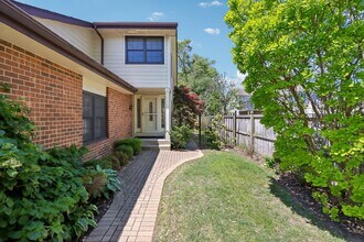 232 W Grant Village in Hinsdale, IL - Building Photo - Building Photo