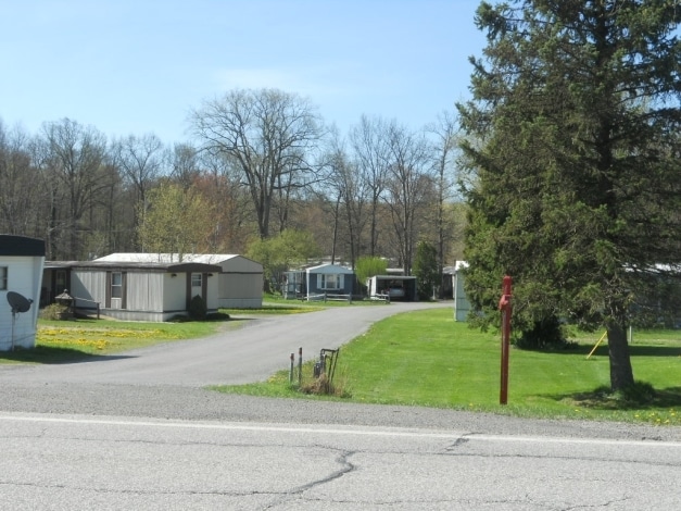 10001 State Highway 285 in Conneaut Lake, PA - Foto de edificio