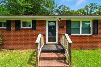 206 Cynthia Dr in Hampton, VA - Foto de edificio - Building Photo