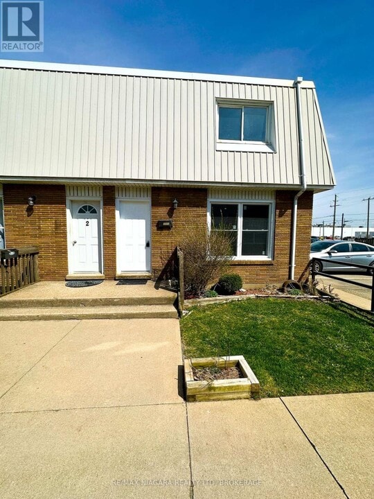 71 Hagey Ave in Fort Erie, ON - Building Photo