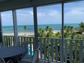 200 Ocean Ln Dr in Key Biscayne, FL - Building Photo