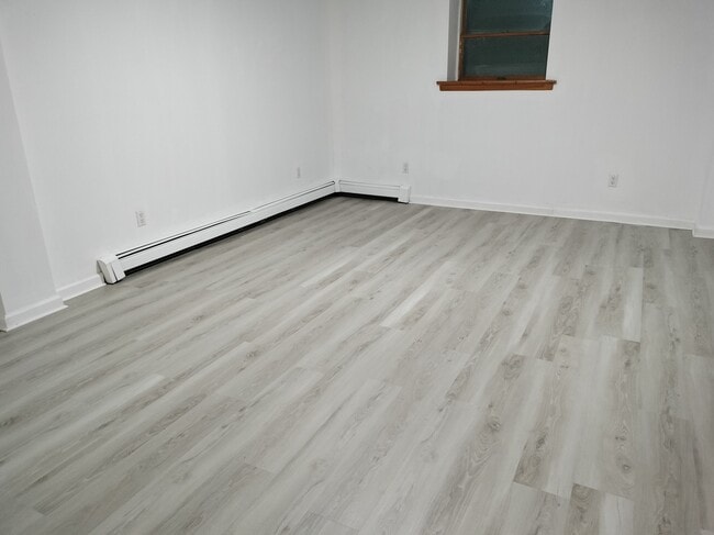 17 Martha Ave, Unit B in Elmwood Park, NJ - Foto de edificio - Building Photo