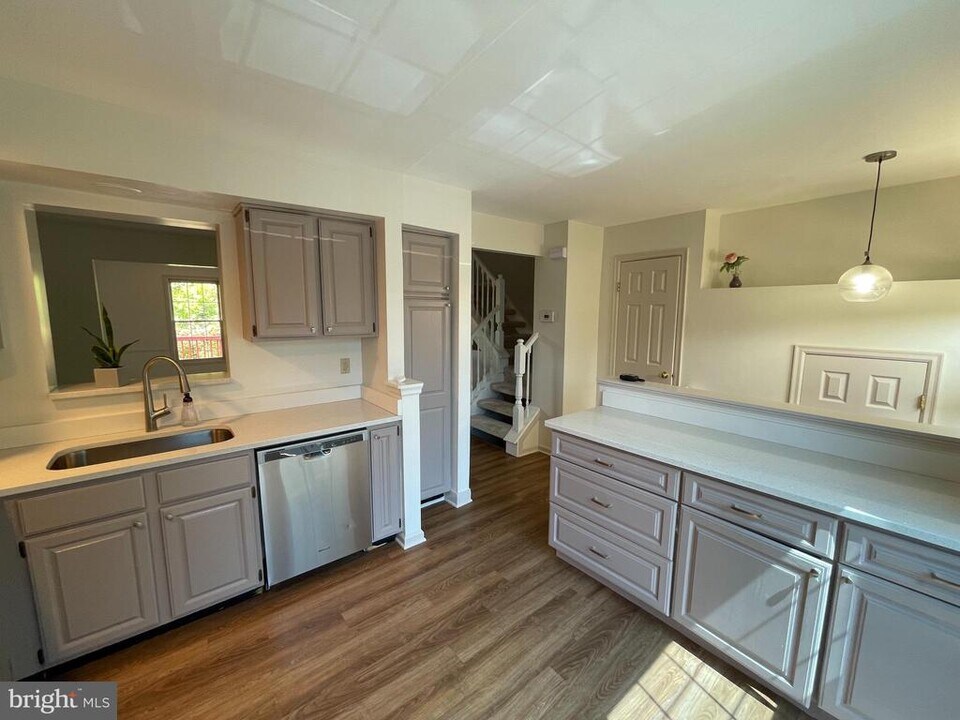 21924 Greentree Terrace in Sterling, VA - Building Photo