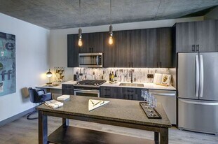 177 N Ada St, Unit 802 in Chicago, IL - Building Photo