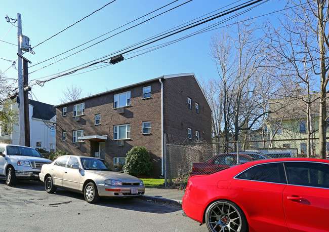 Ash Steet Apartments in Waltham, MA - Foto de edificio - Building Photo