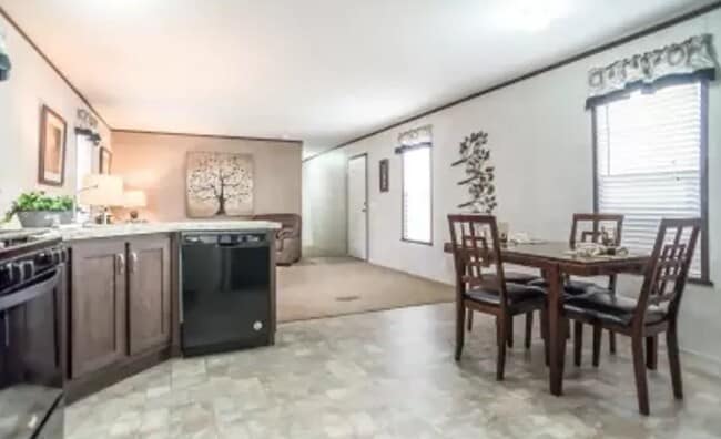 17144 Canterbury Cir in Holly, MI - Foto de edificio - Building Photo