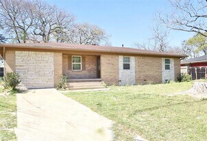 1004 W Cayuga Dr in Athens, TX - Building Photo