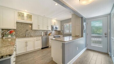 1601 Pelican Point Dr, Unit HA212 in Sarasota, FL - Foto de edificio - Building Photo