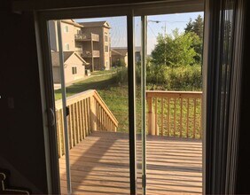 120 W Hills Ln in Waterloo, IA - Building Photo - Building Photo