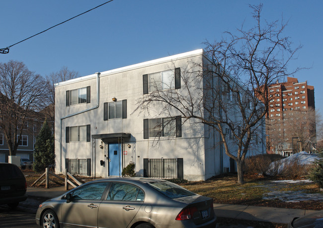 2412 Oakland Ave in Minneapolis, MN - Building Photo - Building Photo