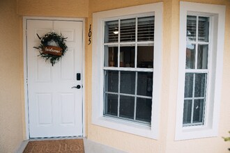 9175 Celeste Dr, Unit 105 in Naples, FL - Foto de edificio - Building Photo