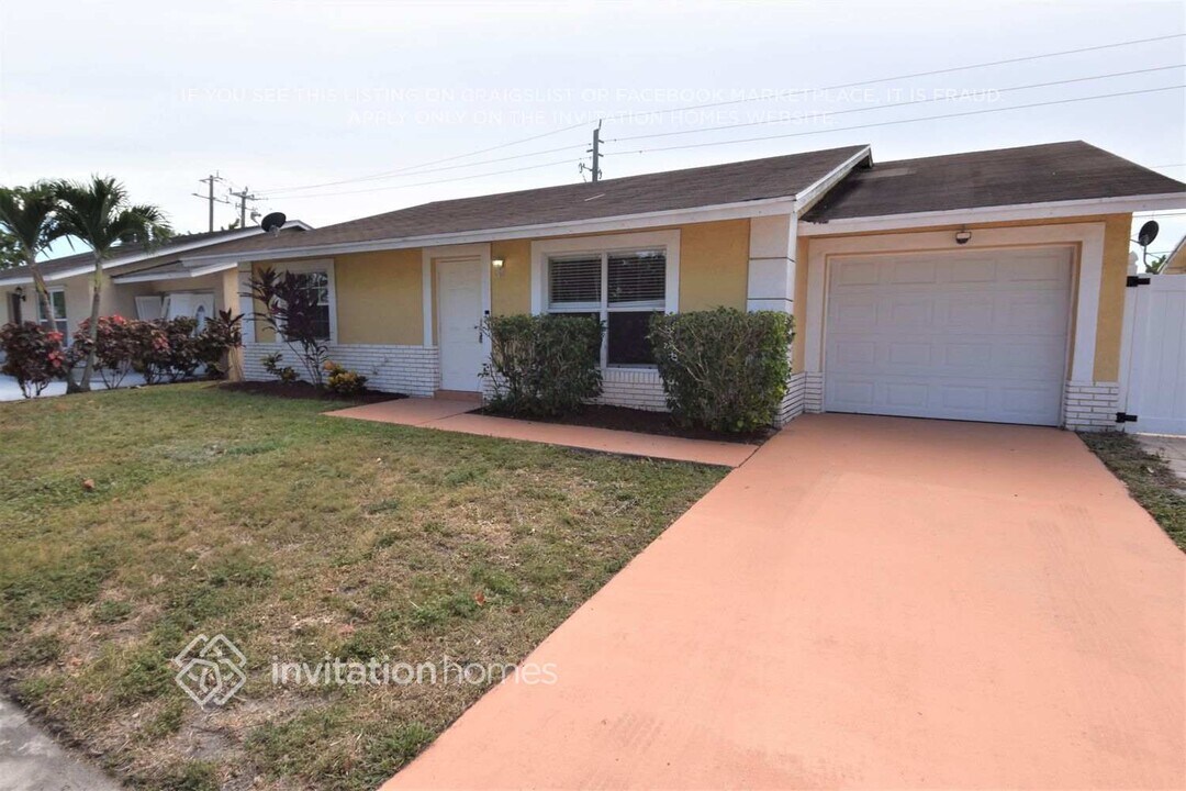 5535 Haverford Way in Greenacres, FL - Building Photo