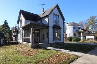 19 W Crystal Lake Ave in Crystal Lake, IL - Building Photo