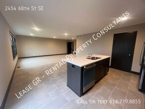 2454 68th St SE in Caledonia, MI - Foto de edificio - Building Photo