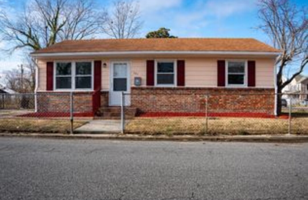 301 W Chesapeake Ave in Crisfield, MD - Building Photo