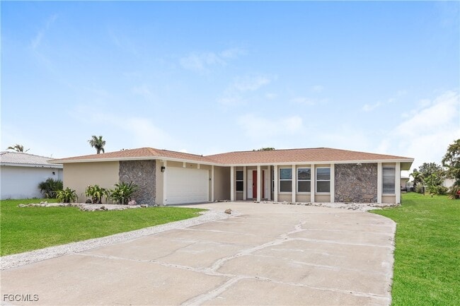 64 Golfview Rd in Rotonda West, FL - Building Photo - Building Photo