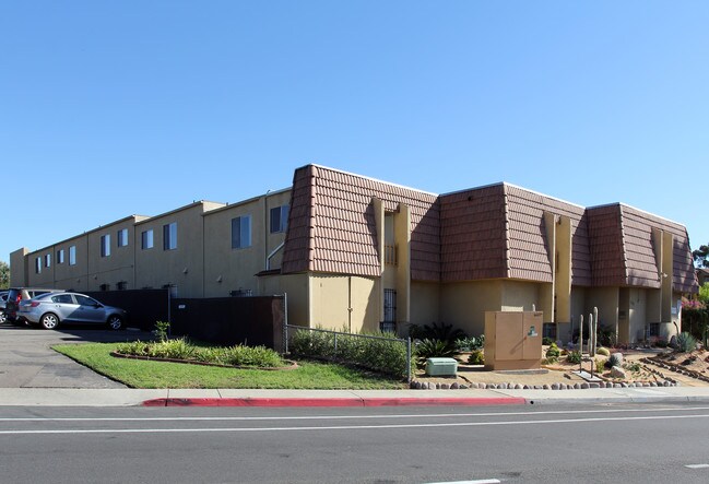 7791 Linda Vista Rd in San Diego, CA - Foto de edificio - Building Photo