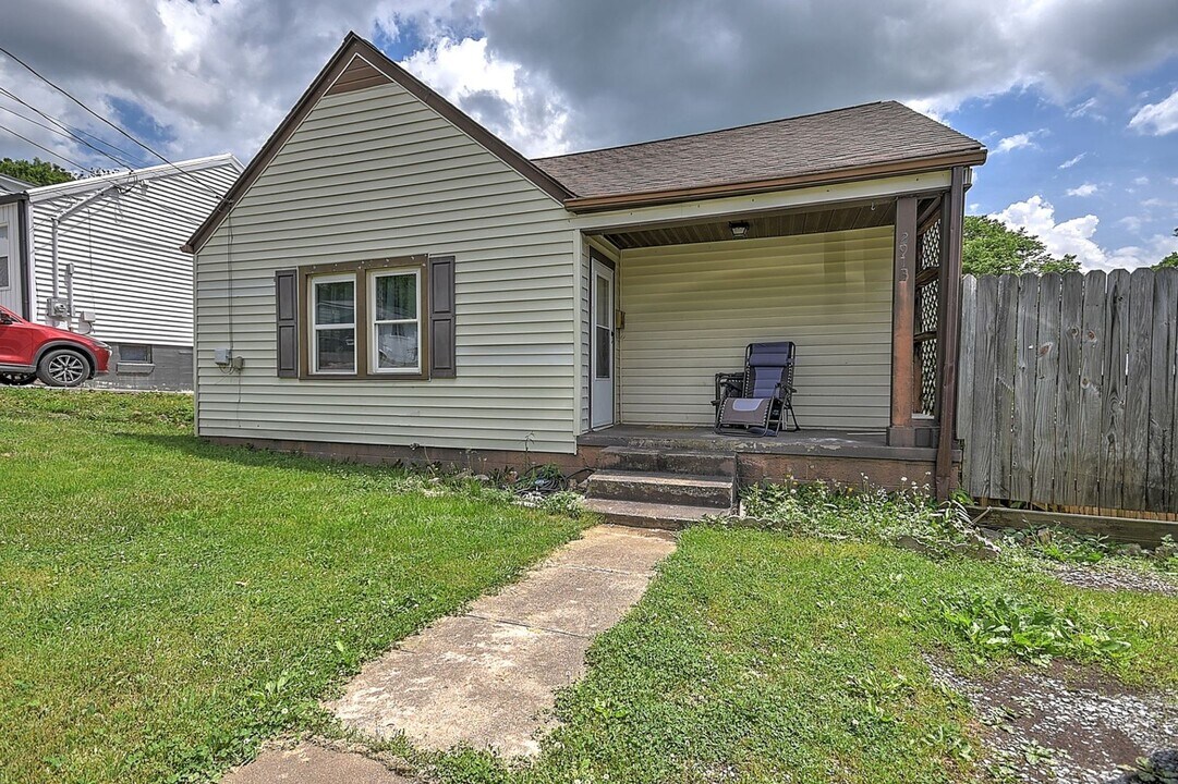 2913 Ashley St in Kingsport, TN - Building Photo