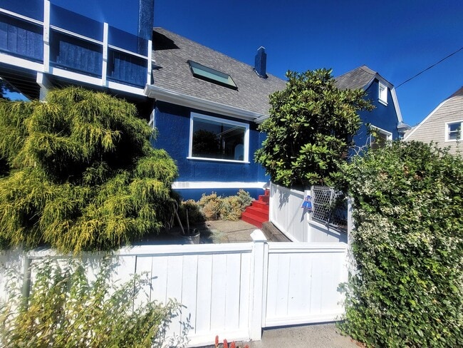 2210 Eldridge Ave in Bellingham, WA - Building Photo - Building Photo