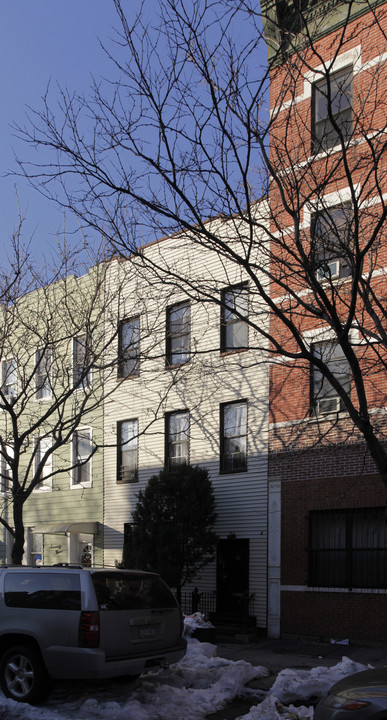 81 Freeman Street in Brooklyn, NY - Foto de edificio