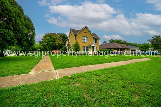 property at 902 S Oak Cliff Blvd