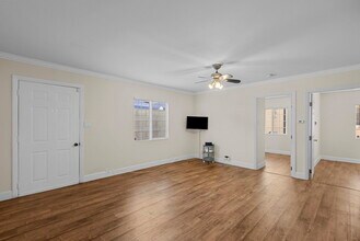 18621 Bryant St in Northridge, CA - Foto de edificio - Building Photo