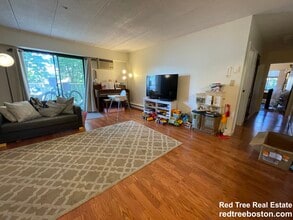 125 Pleasant St, Unit 308 in Brookline, MA - Foto de edificio - Building Photo