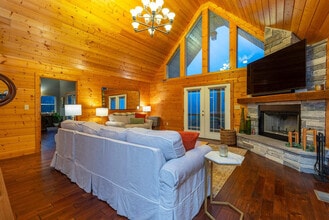 629 Cherry Hill Dr in Waynesville, NC - Foto de edificio - Building Photo