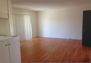 3652 Clarington Ave in Los Angeles, CA - Foto de edificio - Interior Photo