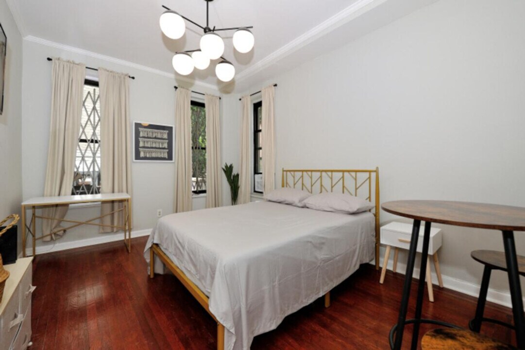 20-28 E 76th St in New York, NY - Building Photo