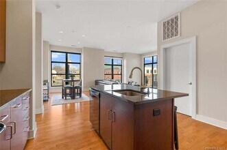 912 E 8th St, Unit 912 in Charlotte, NC - Foto de edificio - Building Photo