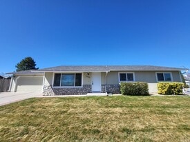 2166 Carriage Crest Dr in Carson City, NV - Building Photo