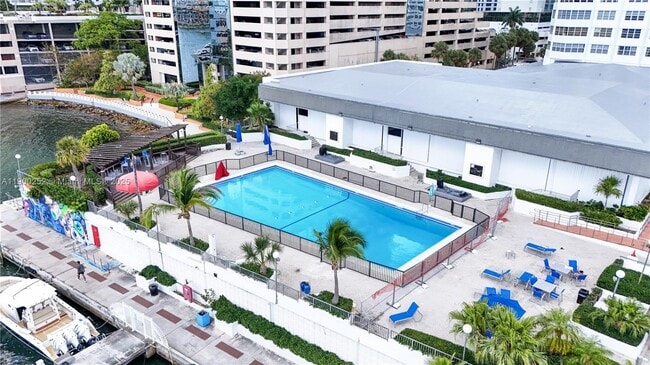 801 Brickell Bay Dr, Unit 1070 in Miami, FL - Foto de edificio - Building Photo