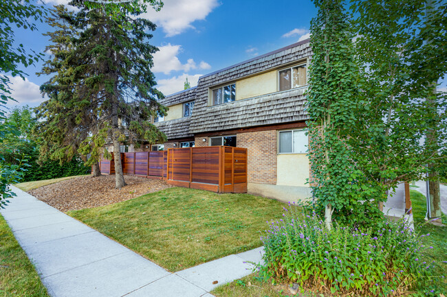 1739 25 St SW in Calgary, AB - Building Photo - Building Photo