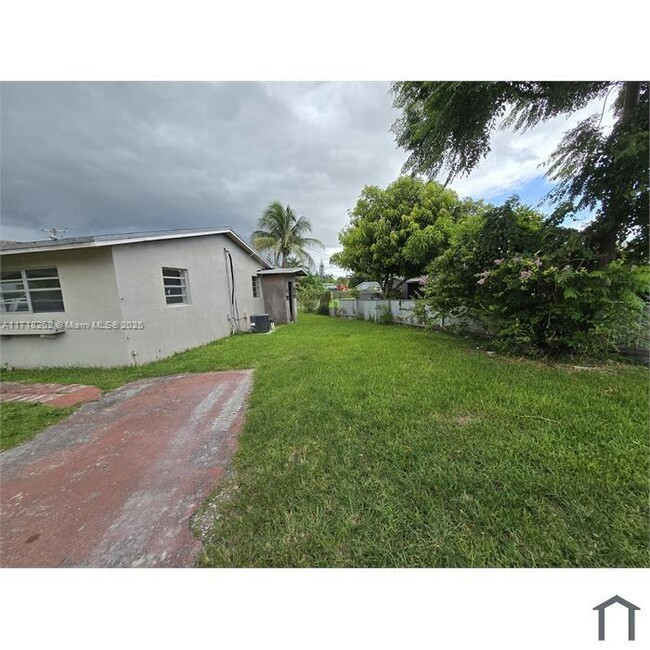 13451 SW 268th St in Naranja, FL - Foto de edificio - Building Photo