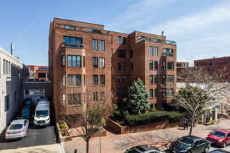 1045 31st St NW in Washington, DC - Building Photo - Primary Photo