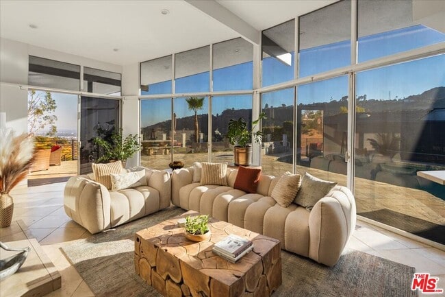 6530 Lakeridge Rd in Los Angeles, CA - Building Photo - Building Photo