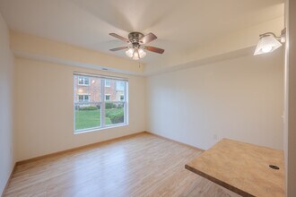University Falls Student Housing in River Falls, WI - Foto de edificio - Interior Photo