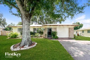 2161 Tropic Ave in Ft. Myers, FL - Building Photo