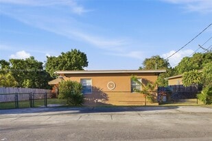 2445 SW 18th St in Miami, FL - Building Photo