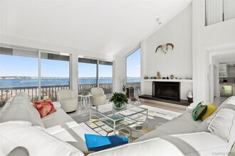 32 Dune Ln in Westhampton Beach, NY - Building Photo - Building Photo