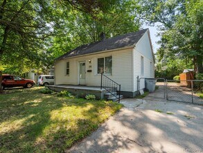 431 W Madge Ave in Hazel Park, MI - Foto de edificio - Building Photo