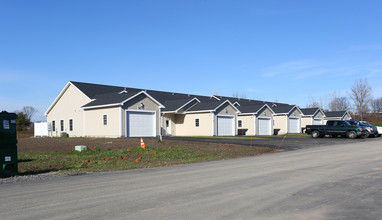 Canal View in Marcy, NY - Foto de edificio - Building Photo