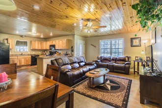 435 County Road 3213 in De Kalb, TX - Foto de edificio - Building Photo